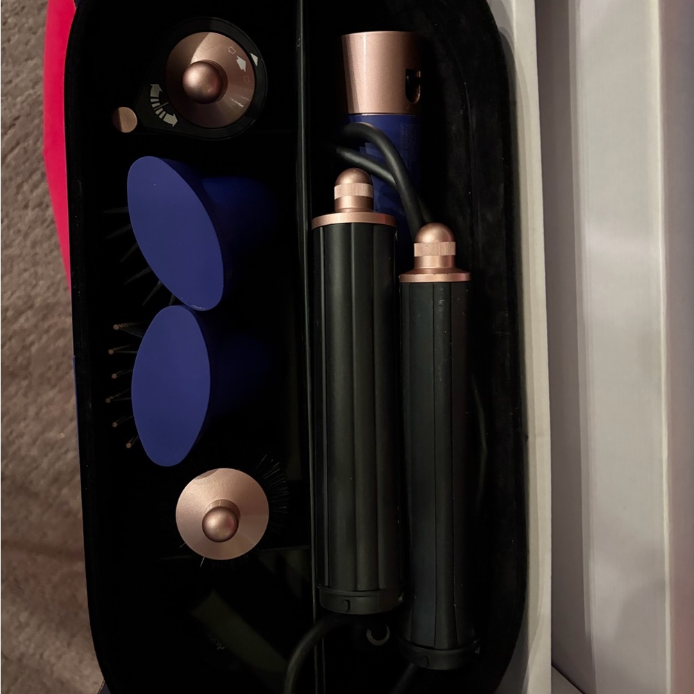 Dyson Navy air wrap dryer. - Picture 2 of 7